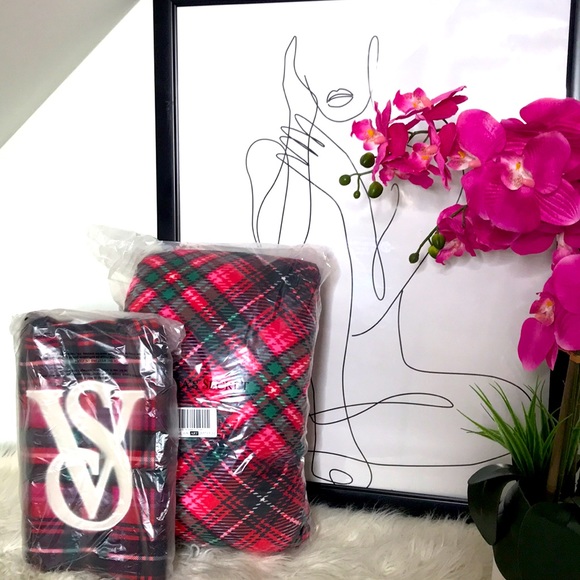 VS Plaid Tote & Matching Blanket Set - Picture 5 of 5